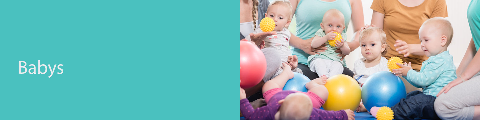 Gruppe von Frauen kniend mit ihren Babys und Luftballons
