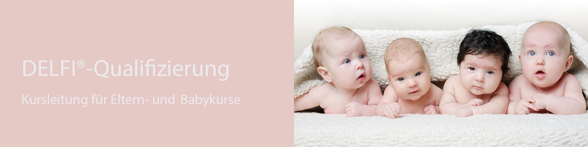 Vier Babys liegen nebeneinander