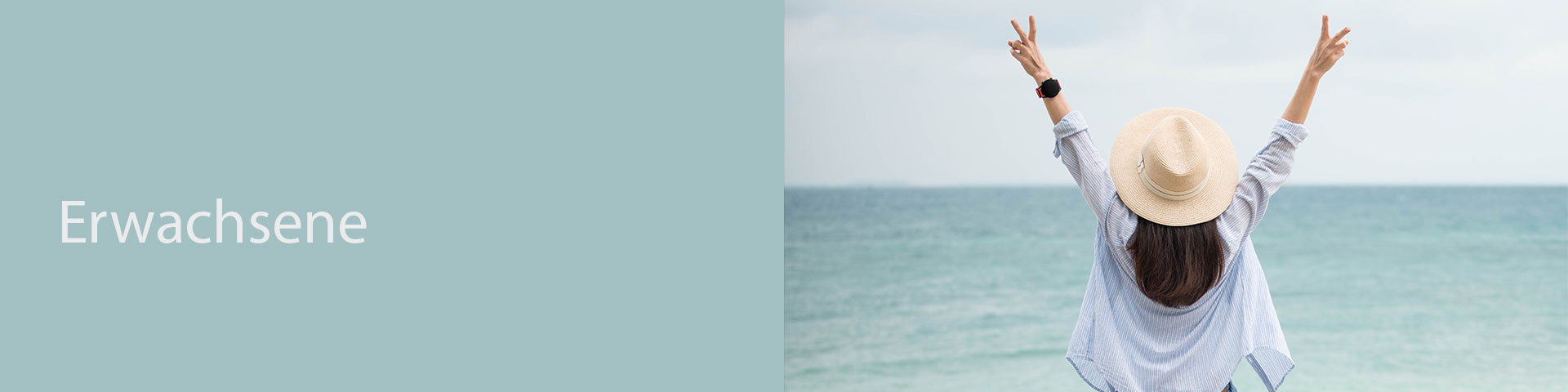 Frau mit nach oben ausgestreckten Armen von hinten am Meer ©Adobe
