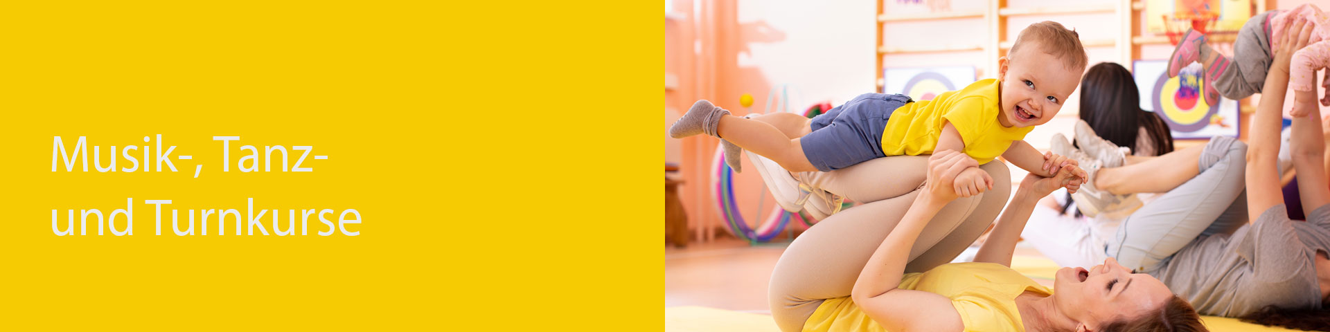 Frauen liegen mit angezogenen Knien auf dem Boden und turnen mit ihren Kindern